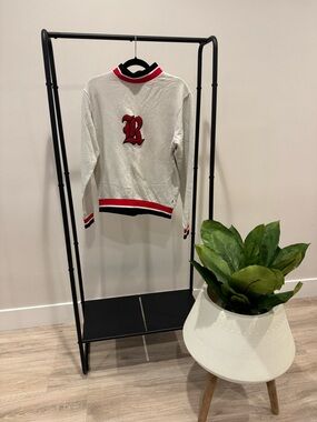 🔥 Vintage-Inspired White Crewneck Sweater w/ Red “R” Logo 🔥